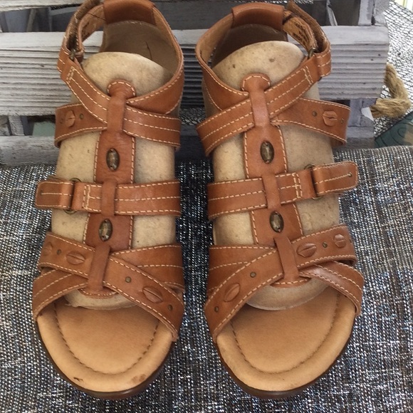 Earth woman’s size 7.5 tan sandal - Picture 2 of 7